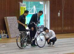 生徒が自転車の安全点検を体験している様子