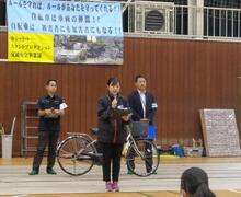 自転車条例の説明をしている様子