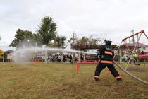 消防署による放水（長山第1児童公園）