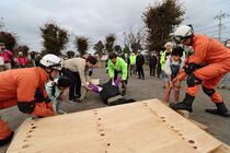 救助資機材を使用した救助訓練（長山第2児童公園）
