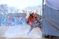 倒壊建物に突入する様子