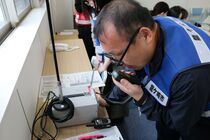 災害対策本部の様子　衛星電話での通信訓練