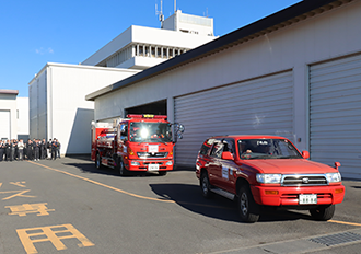 出発する給水車と支援車