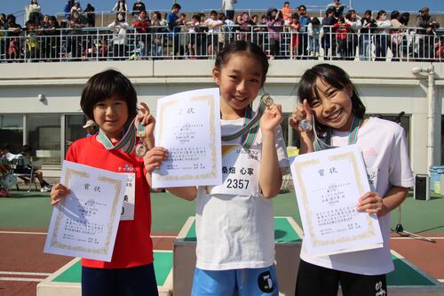 ジュニアラン3年生女子の部1位から3位