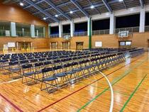 卒業式練習の椅子並び