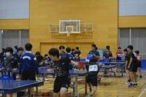 男子卓球の試合の様子