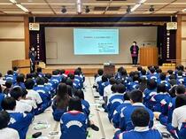 講話を聞く生徒たち