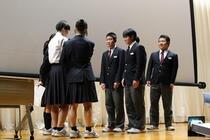 縦割りクラス対抗のクイズの勝者への表彰