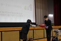 花束を渡す生徒