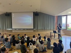 説明する職員その2