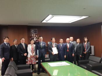 要望書を渡して、並んで撮影