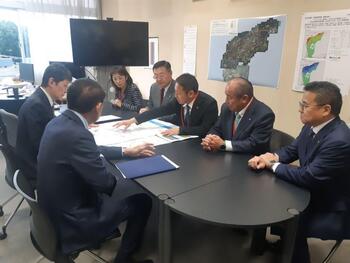 話し合っている様子