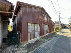道路から見た古屋