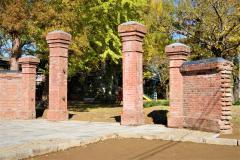 赤レンガの門柱と塀
