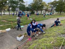 城ノ内中学校除草作業中の写真