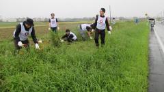 大和ハウス工業株式会社の方の除草作業中の写真