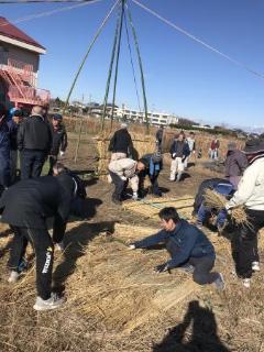 鳥追い祭り準備で小屋を作っている写真2