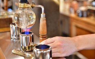 コーヒーを作っている写真