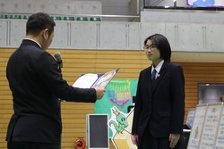 市長から賞状を受け取る様子