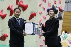 市長と高校生が並ぶ様子