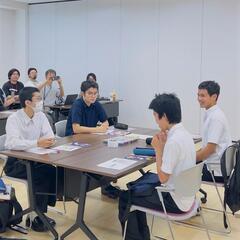 高校生が会話する様子