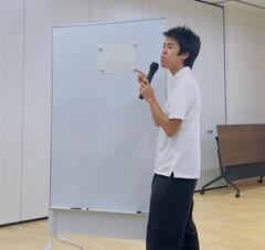 高校生が発表する様子