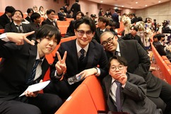 旧友と親しむ様子