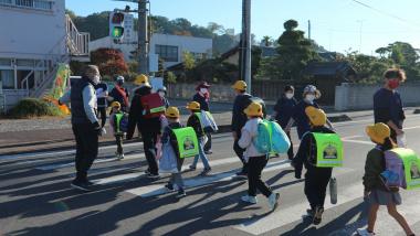 挨拶運動をしながらウォーキング