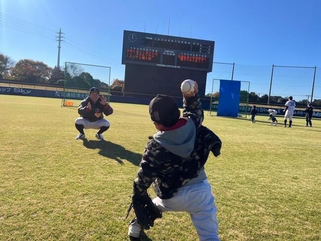 大学生とキャッチボールをしている様子