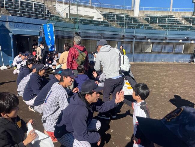 親子で大学生が作る花道を通る様子