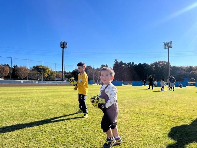 ボール遊びではじける笑顔を見せる子どもの様子