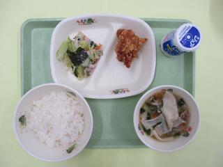 ご飯・ 発酵乳（プレーン）・ 鶏肉のから揚げ・ しゃぶしゃぶサラダ・ ワンタンスープ