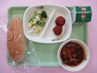 コッペパン・牛乳・ ミートボール・ 花野菜サラダ・ 米粉ポークシチュー