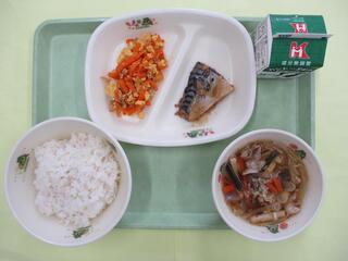 ご飯・牛乳・さばのみそ煮・にんじんしりしり・山菜鍋