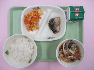 ご飯・ 牛乳・ さばのみそ煮・ にんじんしりしり・山菜鍋