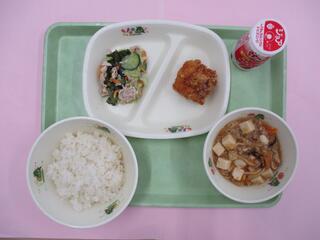 ご飯・ 発酵乳（いちご）・ 鶏肉のから揚げ・ しゃぶしゃぶサラダ・ マーボー豆腐