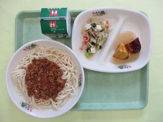 ジャージャーうどん(ソフト麺・ジャージャーうどんの具)・豆腐サラダ・大学いも