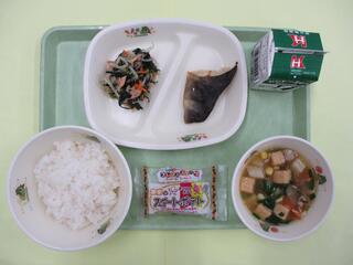 ご飯・ 牛乳・ ほっけの塩焼き・ のり酢和え・ どさんこ汁・ 米粉スイートポテト