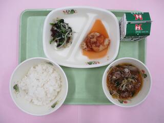 ご飯・ 牛乳・ ヤンニョムチキン・ 小松菜ともやしのナムル・ 県産和牛のユッケジャン