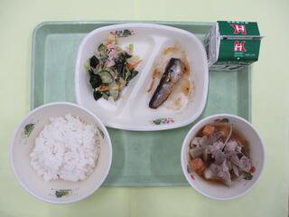 ご飯 ・牛乳・ いわしのしょうが煮・ しゃぶしゃぶサラダ・ 根菜のみそ汁
