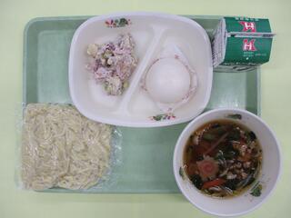 しょうゆラーメン (ソフト中華めん・ラーメンスープ) ・牛乳・ 肉まん・ さつまいもとれんこんのうめマヨサラダ