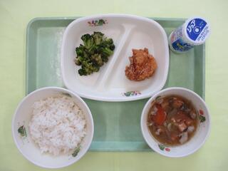 ご飯・ 発酵乳(プレーン)・ 鶏肉のからあげ ・ブロッコリーのおかか和え・ 豚汁