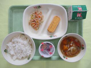 ご飯・牛乳・ 厚焼き玉子・ ゆず風味サラダ・ かぼちゃすいとん汁・ 納豆