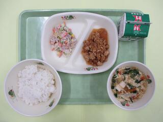 肉みそそぼろ丼 (ご飯・肉みそそぼろ)・ 牛乳・ パクパクサラダ・ かき玉汁