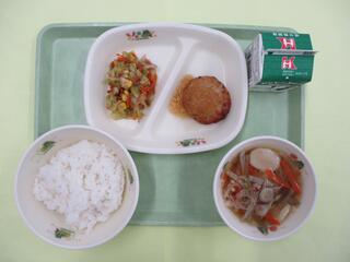 ご飯 ・牛乳・ 豆腐ハンバーグみぞれだれ・ 野菜のおかか和え・ すいとん汁