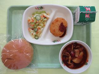 豆乳コロッケバーガー (バンズパン・豆乳コロッケ) ・牛乳 ・コールスローサラダ ・米粉ポークシチュー