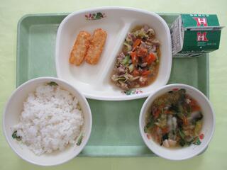 ご飯・ 牛乳・ 豚肉と厚揚げのコンソメ炒め・ ハッシュドポテト・ 白菜スープ
