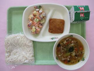 あんかけうどん （ソフトめん・あんかけうどん汁）・ 牛乳・ きつねもち・ さつまいもサラダ