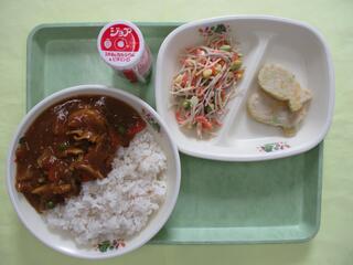 ポークカレーライス （麦ご飯・ポークカレー）・ 発酵乳（ストロベリー）・お魚かまぼこ・ ごぼうサラダ