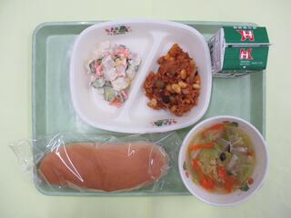 はちみつパン・ 牛乳・ ポークビーンズ・ ポテトサラダ・ アルファベットスープ